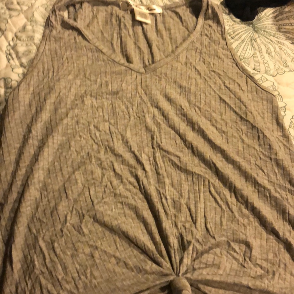 So cute sleeveless v neck tied front t-shirt
